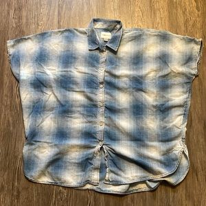 American Eagle blue & white patterned short sleeve button down shirt with collar
